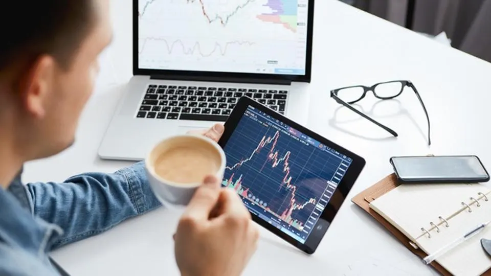 How Investors Use Stock Charts